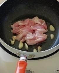 制作美味的小炒五花肉