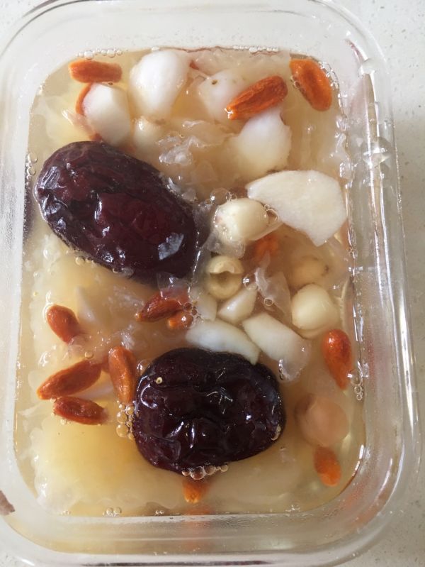 银耳莲子红枣枸杞汤