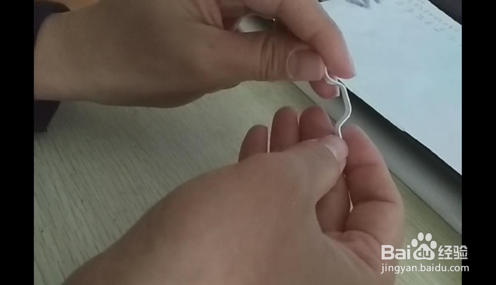 如何用长方形硬塑料做简易中性笔的支架