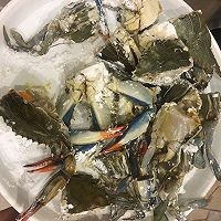 在家制作美味的姜葱炒蟹