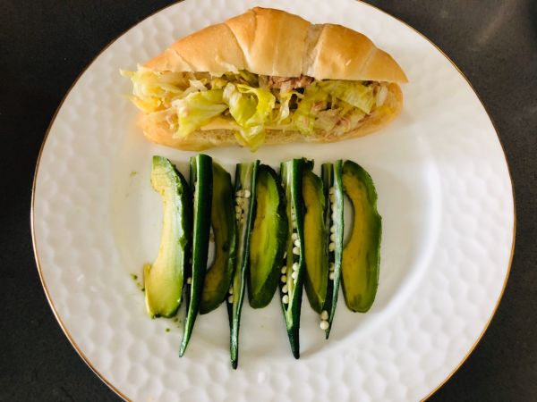 金枪鱼三明治配水波蛋