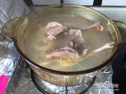 藏红花炖乳鸽