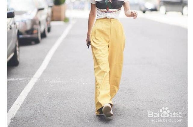 各种不同风格的衣服，如何搭配小白鞋？