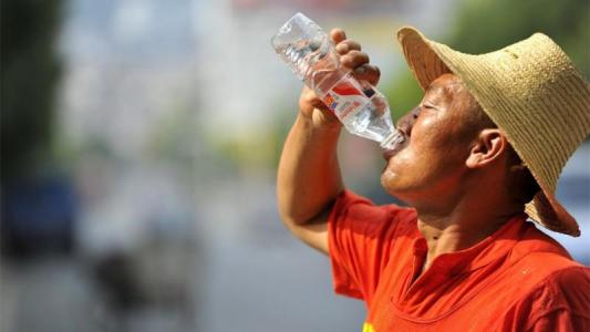 请问多少度高温能使人瞬间死亡，气化。