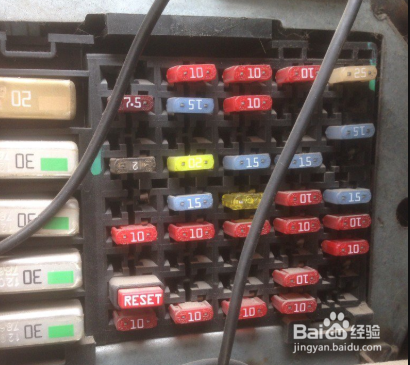 怎样解决大灯一边亮一边暗