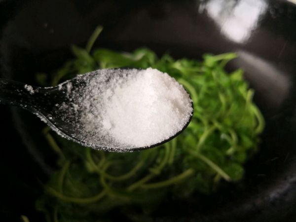 蒜片清炒马兰头