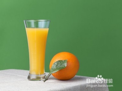 如何清洗有颜色衣服上的顽固污渍