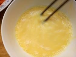 如何作西红柿炒鸡蛋？