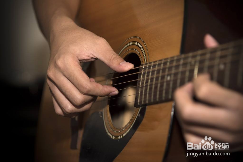 弹吉他的姿势有哪些？