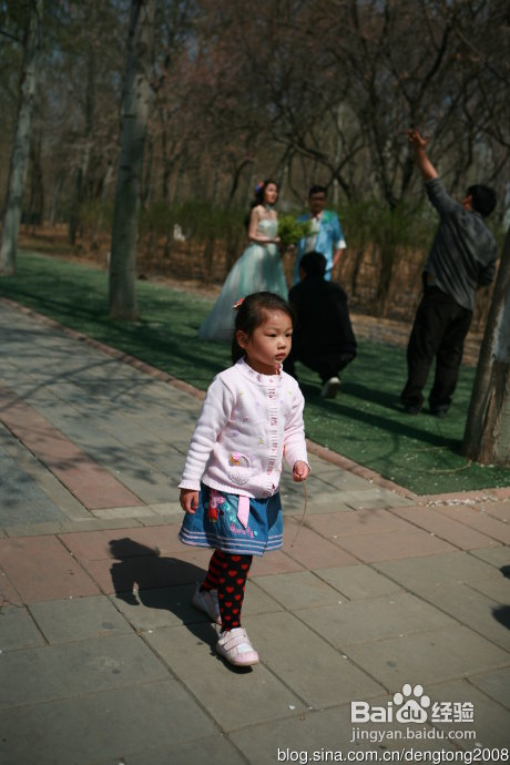 朝阳公园寻春的小孩