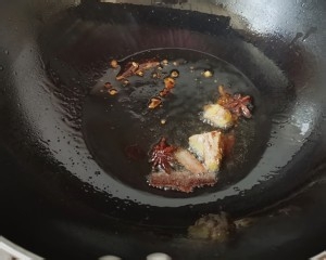 如何做美容养颜的黄豆炖猪蹄呢？