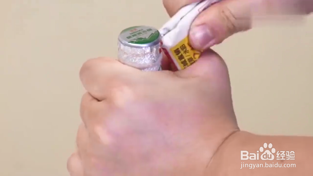 怎样打开啤酒瓶盖？