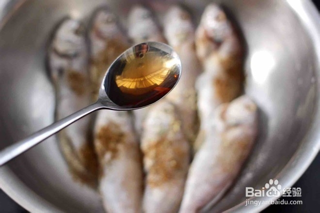 怎么做五香干炸大头宝鱼。