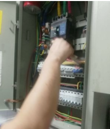 低压配电柜如何带电清理灰尘