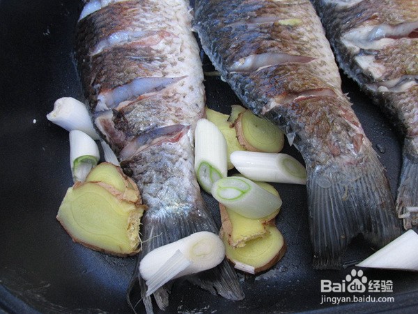 猴头菇豆腐炖鲫鱼