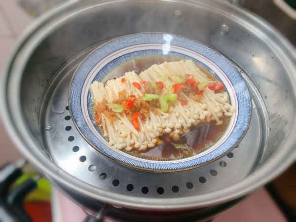 蒜蓉辣椒蒸金针菇