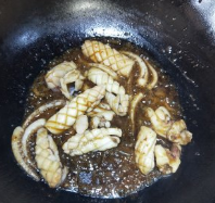 鱿鱼炒蒜苔的做法