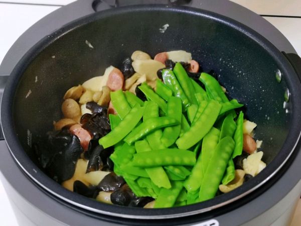 香肠木耳炒荷兰豆