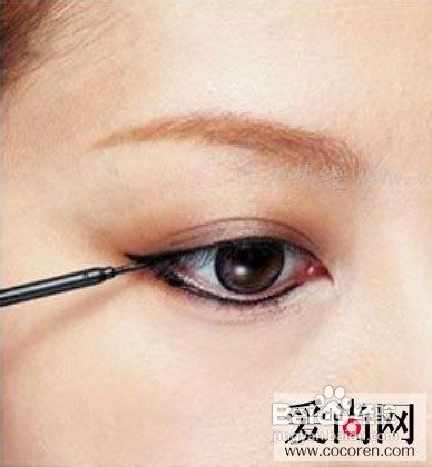 用眼线液画出清新眼线