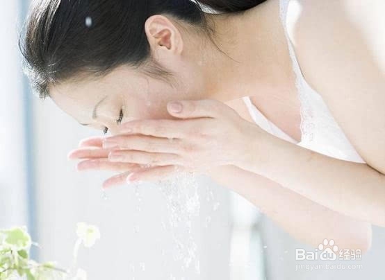 女生长途旅行时如何精简化妆包？