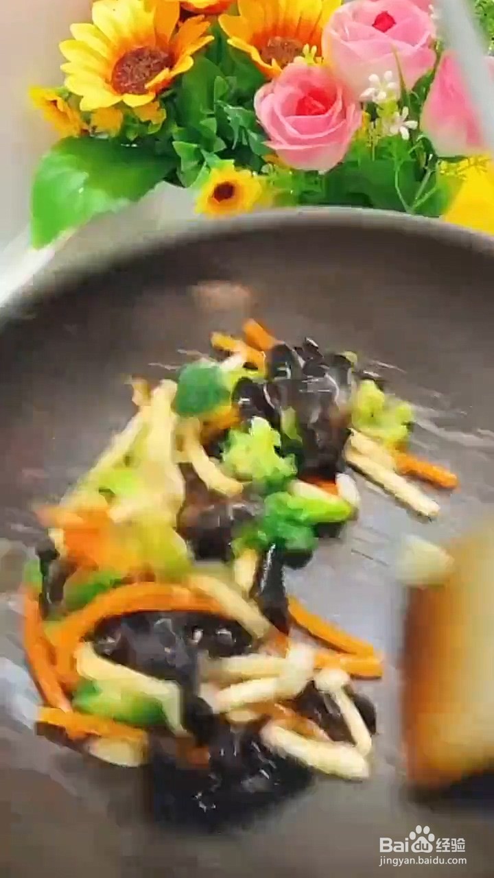 如何制作西兰花炒海鲜菇？