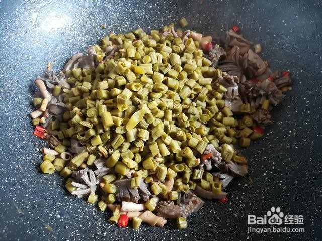 家庭自制酸豆角炒鸡杂