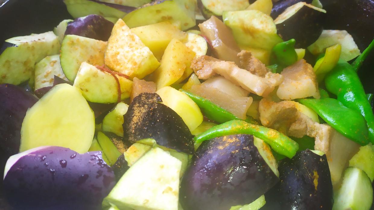 茄子土豆炖豆角,口感软糯,鲜香微辣,汤汁拌饭非常香