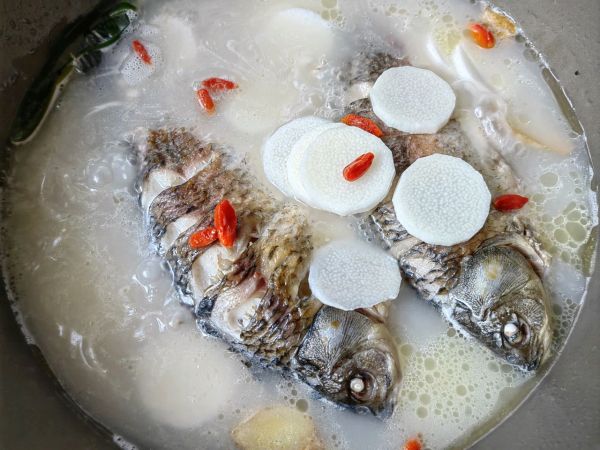 薏米山药鲫鱼汤