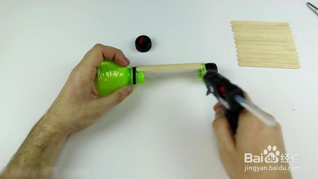 用塑料瓶做手电筒,最后的结果“亮”了。