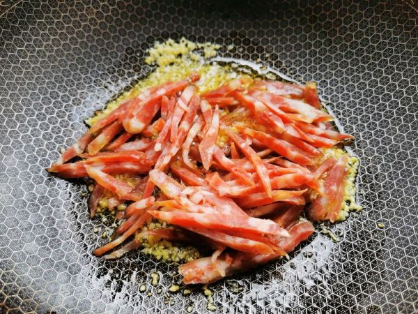 腊肠卷心菜炒面