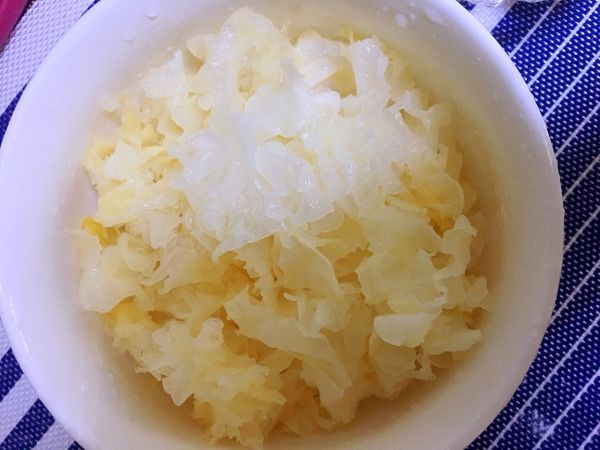 雪耳莲子红枣羹