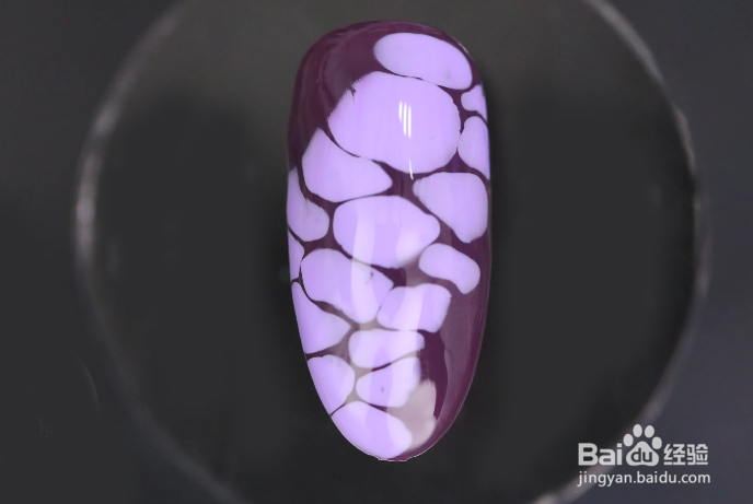 怎样做紫色晕染泡泡美甲？