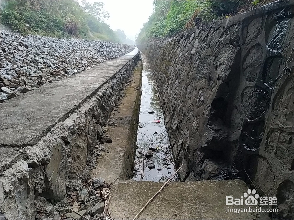 铁路线路两旁的排水沟应该怎么做?