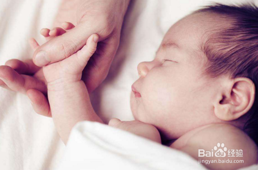 妈妈猝死四岁儿子陪伴身边两天三宿:妈妈睡着了