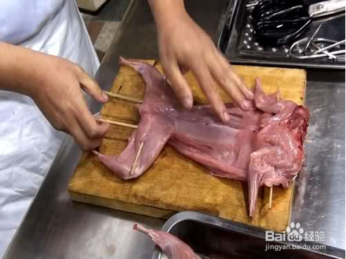 怎样用自动烤兔机制作烤兔