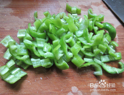 如何制作美味可口的青椒炒白木耳