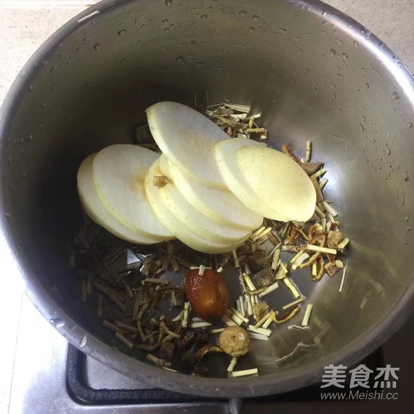 茅根雪梨水的做法