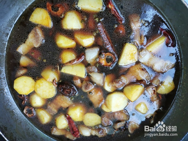 五花肉炖土豆的做法