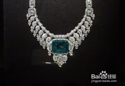 怎样把项链挂在脖子上