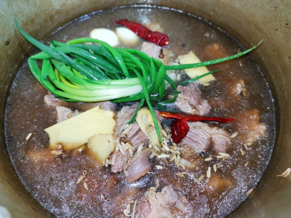 秘制萝卜焖牛腩