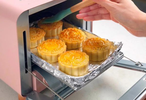 金沙咸蛋黄肉松月饼