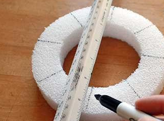 海绵上缠绕纱线 制作漂亮节日装饰烛台！