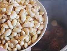 酱色猪蹄炖黄豆