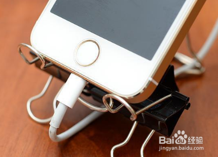 用办公铁夹制作手机、平板支架