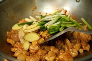 板栗烧鸡的做法