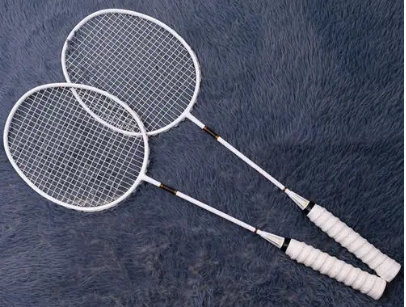 羽毛球拍手柄木制的好还是碳纤维的好