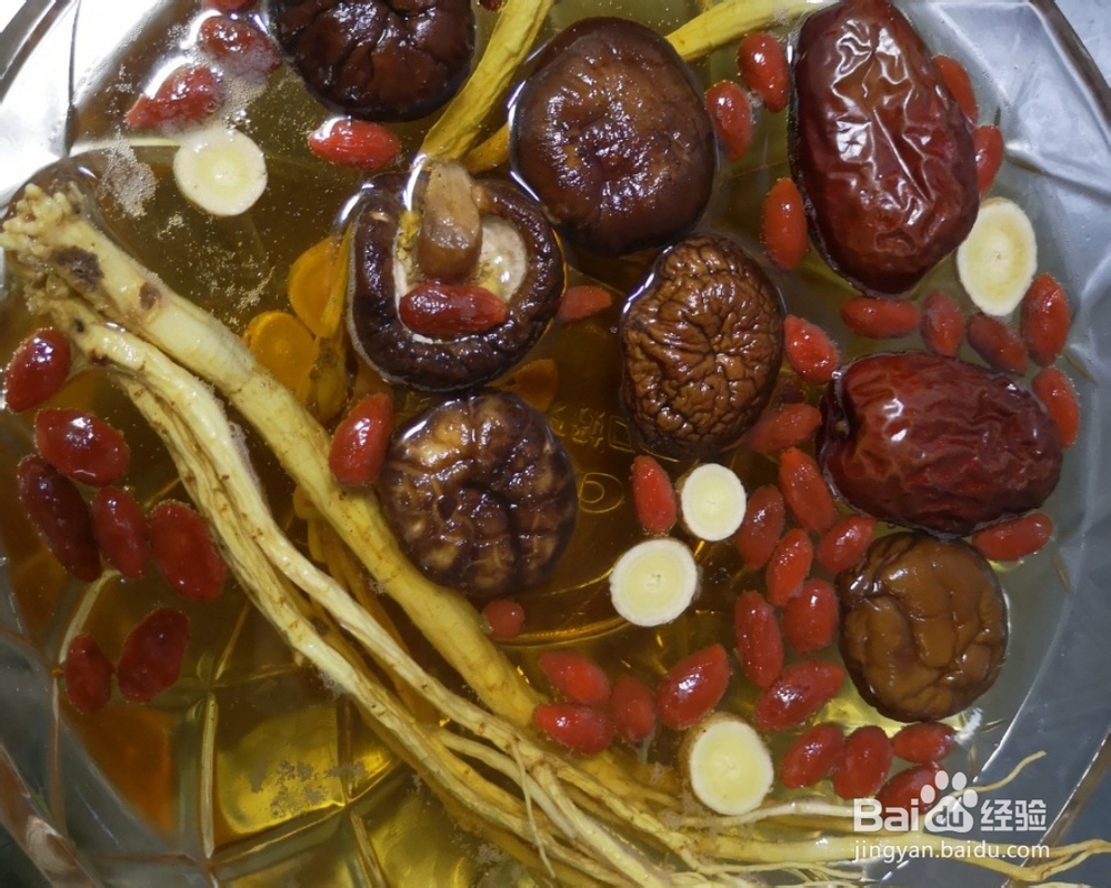 味美鲜香的炖鸡汤党参当归红枣枸杞香菇