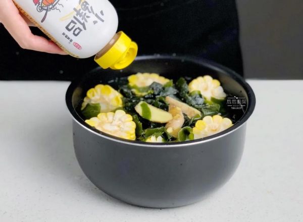 玉米裙带菜排骨汤