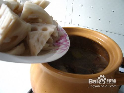 怎样做一款应季的靓汤--粉藕棒骨汤