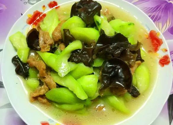 丝瓜木耳能一起吃吗